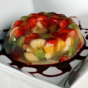 preparando gelatina de mosaico con frutas