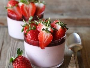 receta-de-gelatina-de-yogurt-con-fresas-y-uvas-5