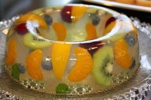 preparando-gelatina-de-mosaico-con-frutas-6
