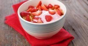 receta-de-gelatina-de-yogurt-con-fresas-y-uvas-4
