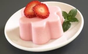 como hacer gelatinas con yogurt de fresa 1